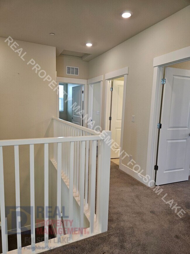 Building Photo - Available Now! 5 Bedroom 4.5 Bath at Russe...