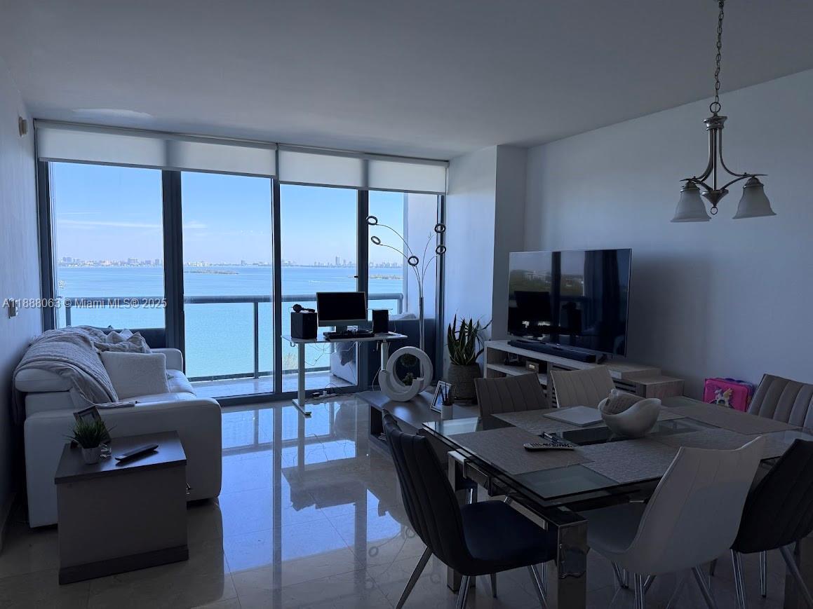 Building Photo - 601 NE 36th St