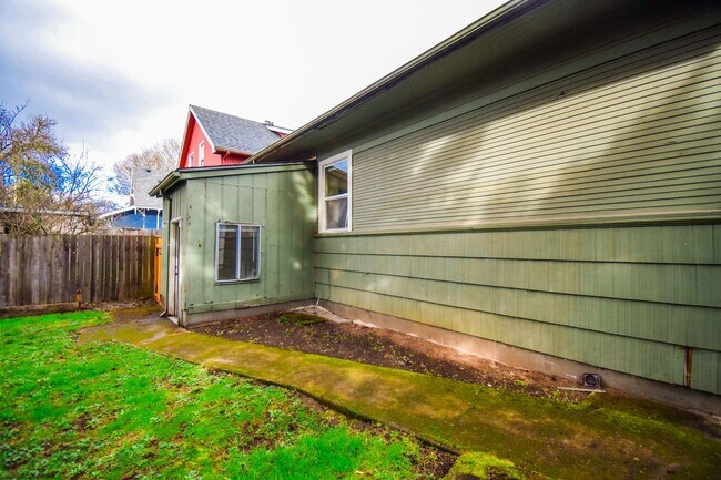 Building Photo - Spacious 4BD/2BA Two-Story Home w/ Fenced Yard & Huge Basement! Pets OK!