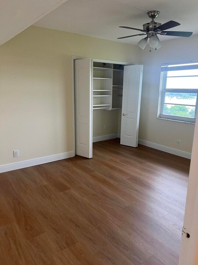 Building Photo - 3300 N Palm Aire Dr