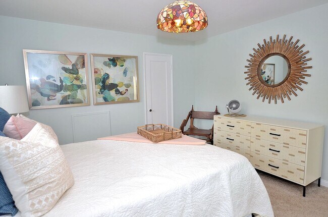 Building Photo - Exquisite Vacation unit in the Heart of Co...