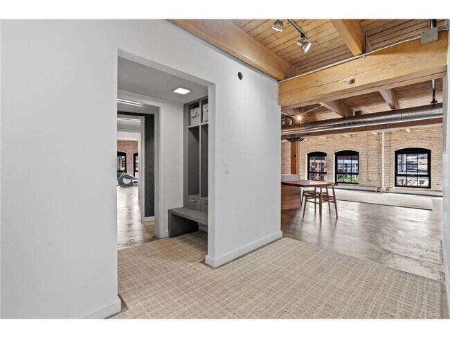 Primary Photo - 404 N Washington Ave