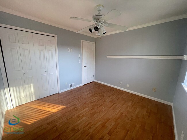 Building Photo - $2795- 2 Bed/1 Bath Remodeled two Story To...