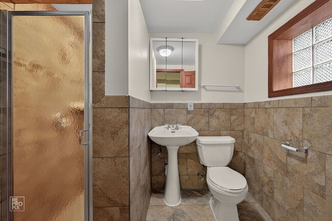 Building Photo - 502 E Memorial Rd