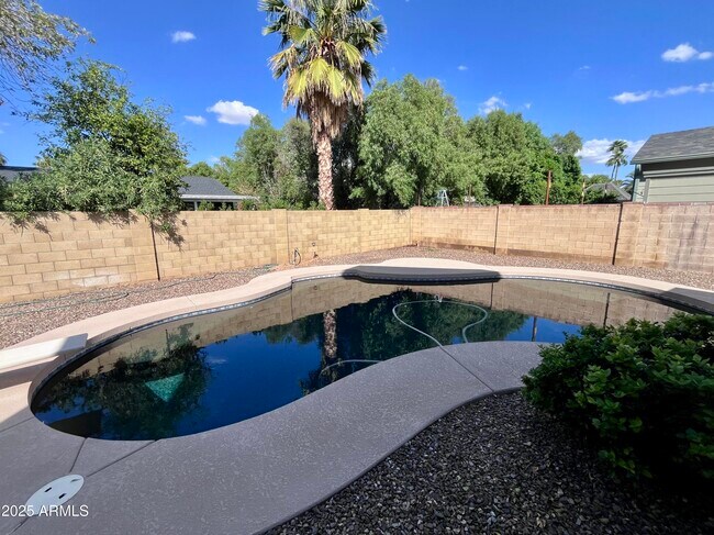 Building Photo - 4924 E Hillery Dr