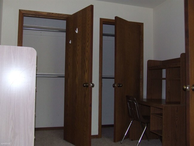 Building Photo - 4 br, 2 bath  - 808 Oakland 201