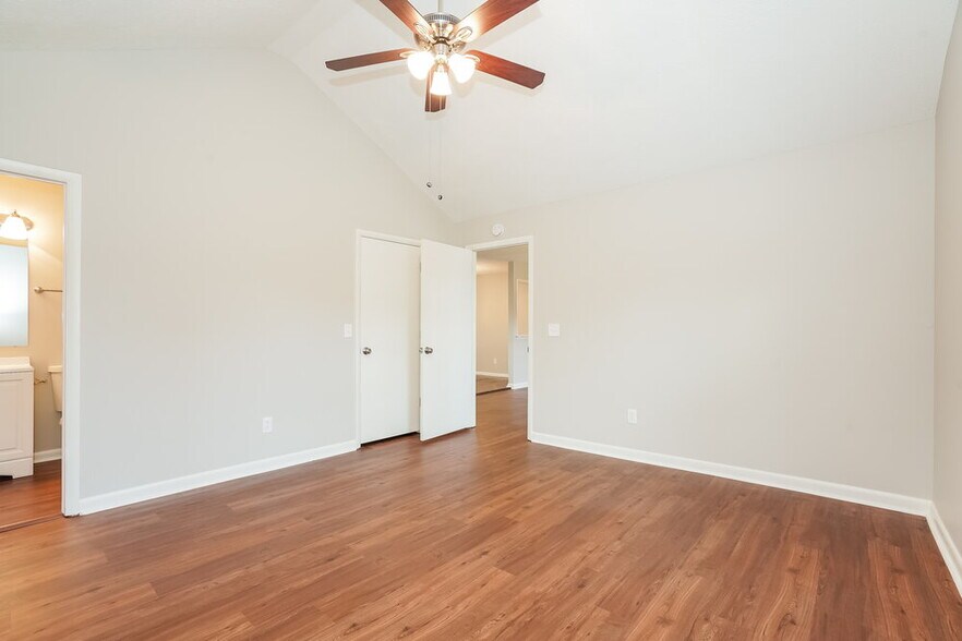 Building Photo - 581 Woodcrest Dr