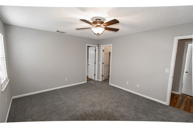 Building Photo - 104 Green Tree Ct