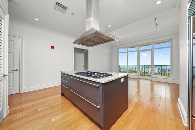 Building Photo - 2550 N Lakeview Ave