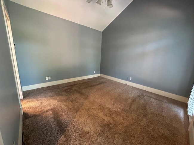 Building Photo - Gorgeous South Highlands 3 Bedroom Home