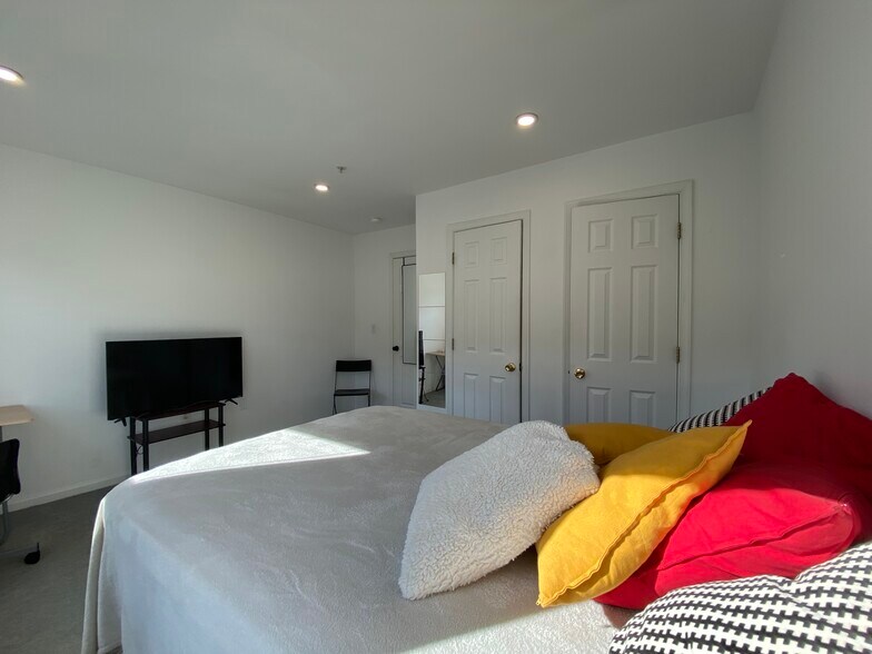 Building Photo - 1327 Belmont St NW