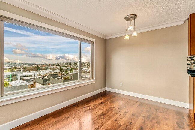 Building Photo - 1 Bedroom 1 Bathroom Eastlake Condo W/ Stunning Views