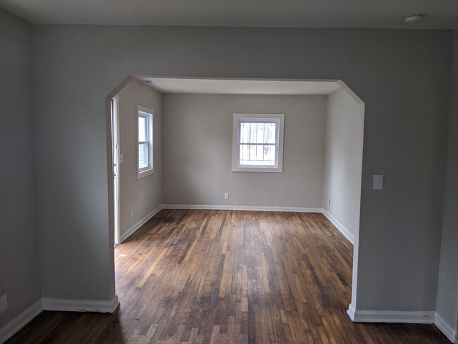 Building Photo - Remodeled, New Kitchen, Real Hardwood!