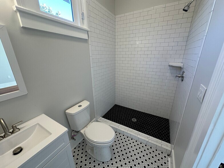 Bathroom #2 (Ensuite with Back Bedroom) - 5520 Loyola Ave