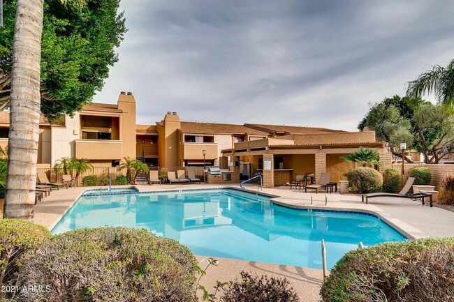 Building Photo - **MOVE IN SPECIAL***HALF OFF FIRST MONTHS RENT. UPSTAIRS 2 BEDROOM CONDO OVERLOOKING GREENBELT