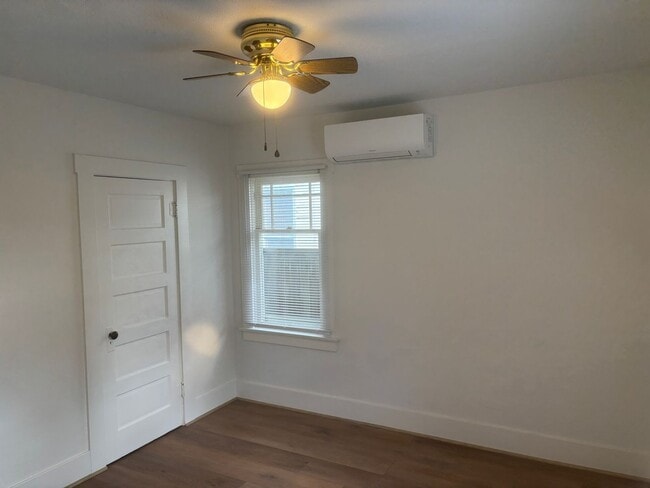 Building Photo - 2 Bedroom 1 Bath single family home