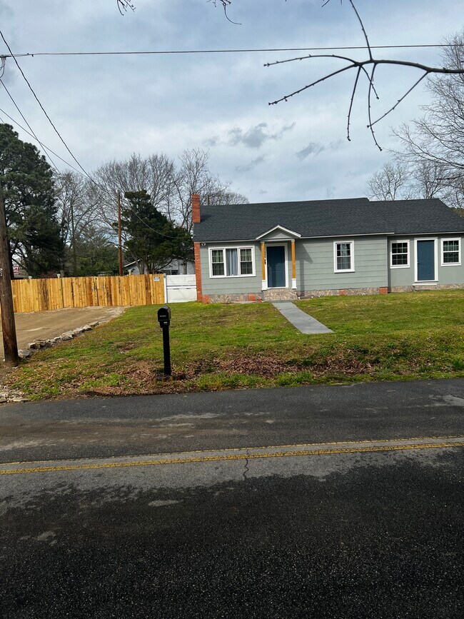 Primary Photo - 400 Covington St