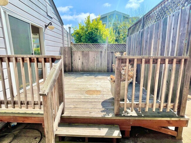 Building Photo - Remodeled Off Street Cottage 2BR/1BA Priva...