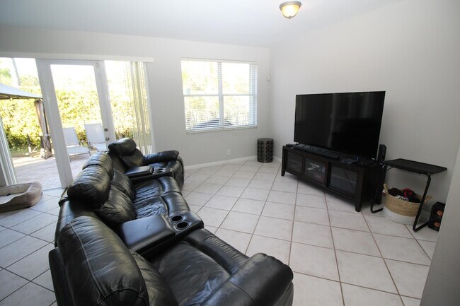 Building Photo - 1396 Banyan Way