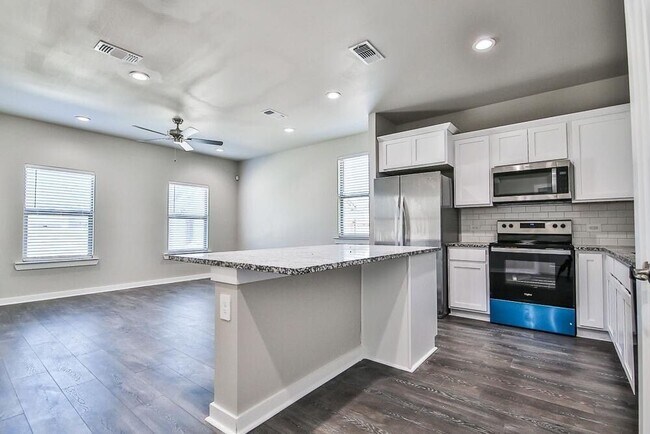 Building Photo - 208 Lake Ct