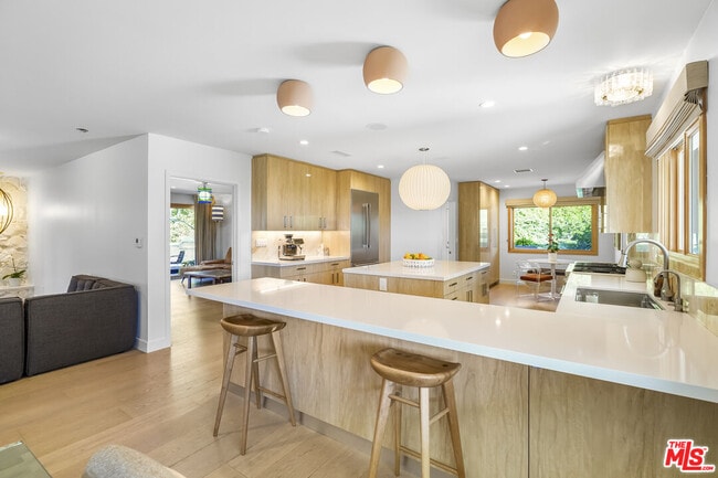 Building Photo - 375 S Surfview Dr