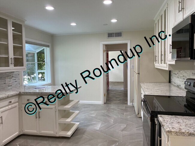 Building Photo - Beautiful Lincoln Village Home