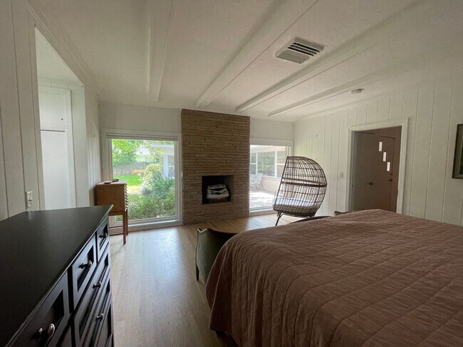Building Photo - South Highland Beauty! This Is The One To ...