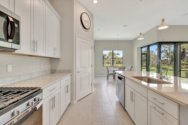 Building Photo - 357 SE Filoli Dr