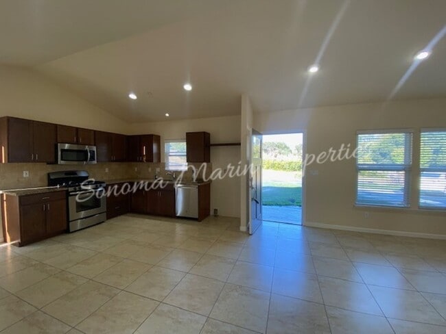 Building Photo - ~ Country Home ~ 2 Bedrooms & 2 Full Bathrooms with Attached Garage ~ Gated Community