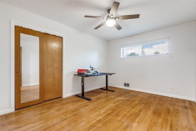 Building Photo - 401 Daisy Dr