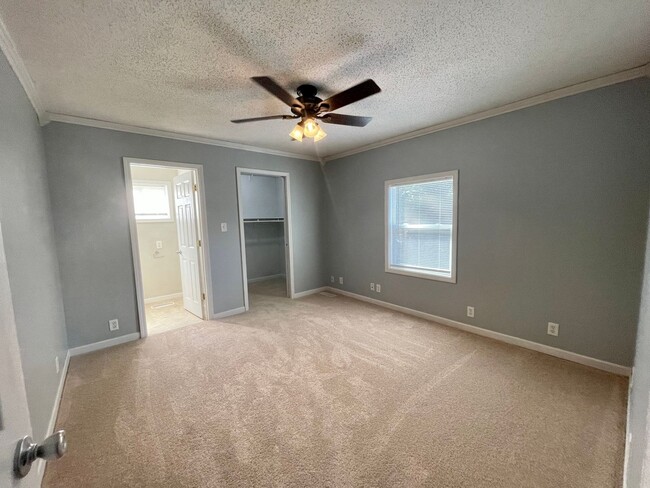 Building Photo - Charming 3-Bedroom, 1.5-Bath Home with Pri...