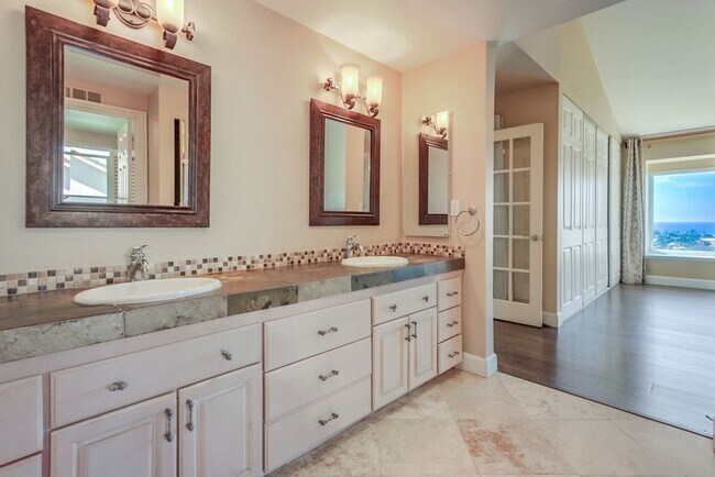 Building Photo - Fantastic ocean views in this spectacular ...