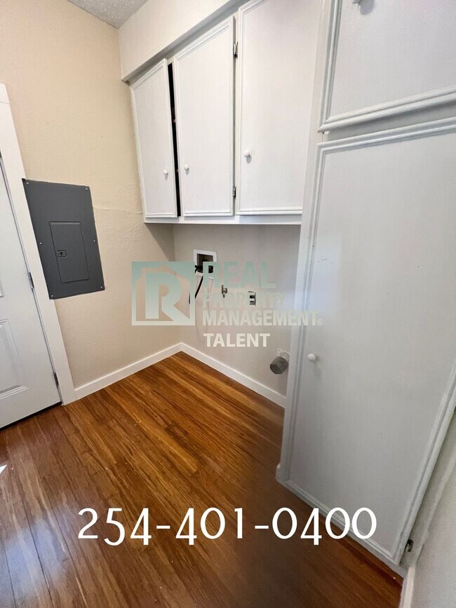 Building Photo - COMING SOON!!  This charming bungalow-styl...