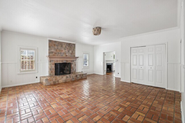 Building Photo - CHARMING 3-BEDROOM IN THE HEART OF ALAMO HEIGHTS