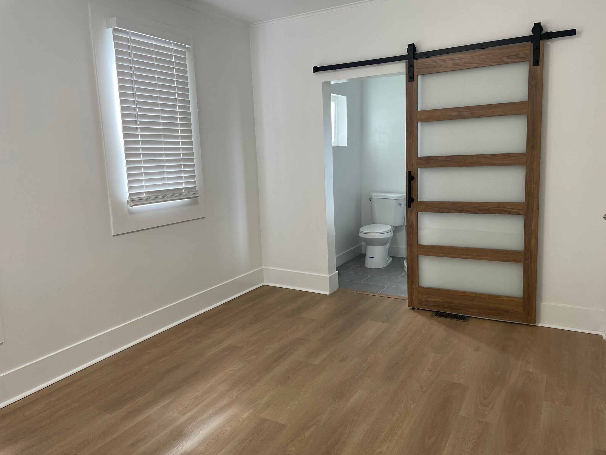 Building Photo - 501 Burnett Ave S