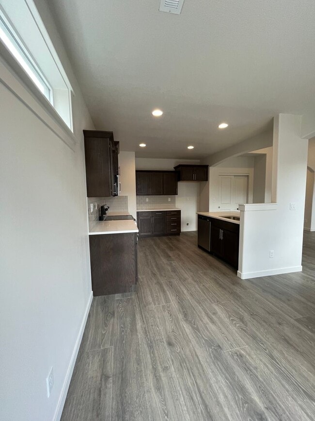 Building Photo - 3-bedroom 2-1/2 bathroom home