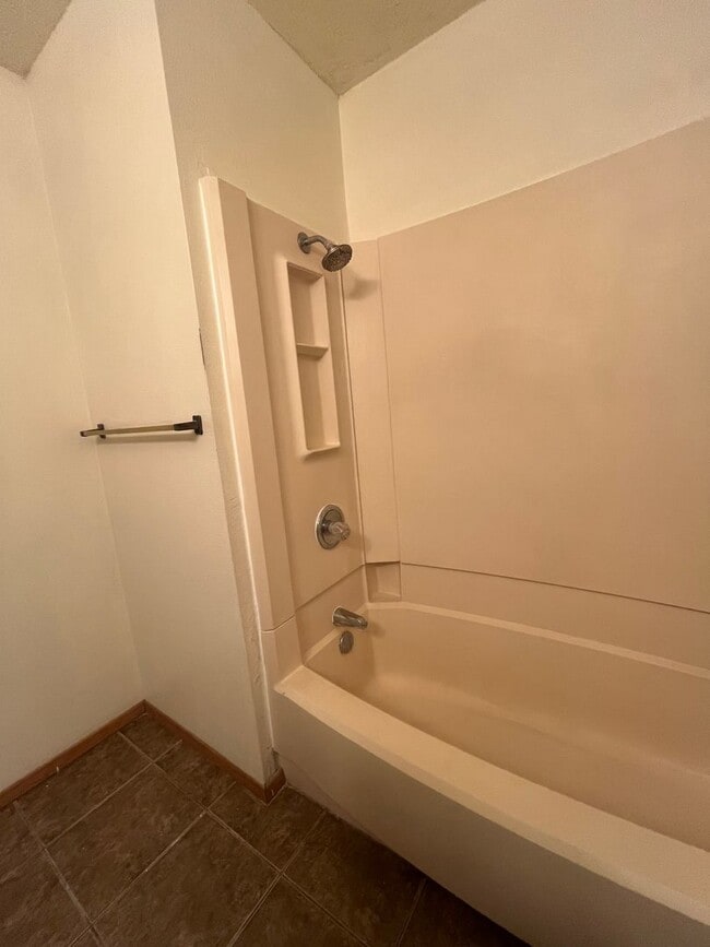 Building Photo - Townhouse with Garage!