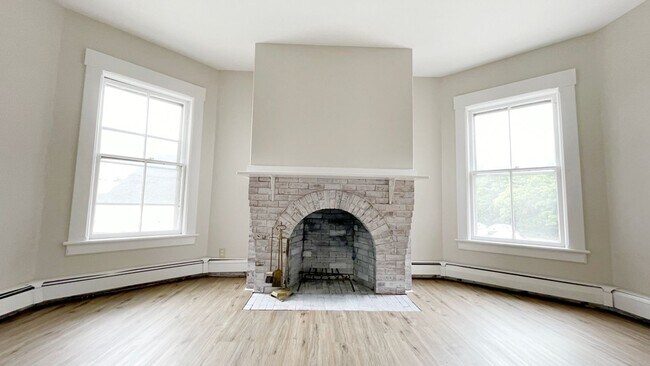 Building Photo - 394 Elm St