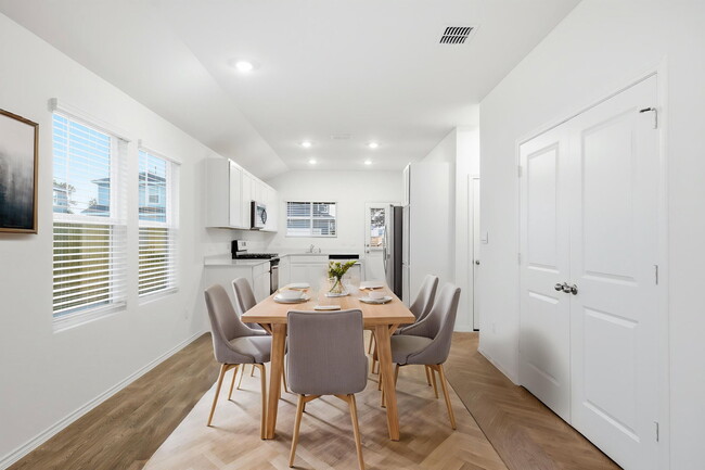 Building Photo - 306 Constanza Trl