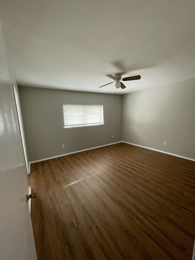 Building Photo - Gorgeous 3 bedroom, 2 bedroom with garage ...