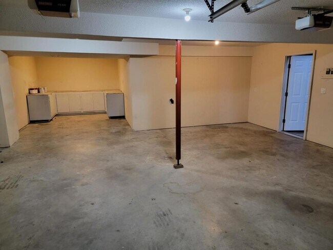 Building Photo - 2208 Thistle Cir