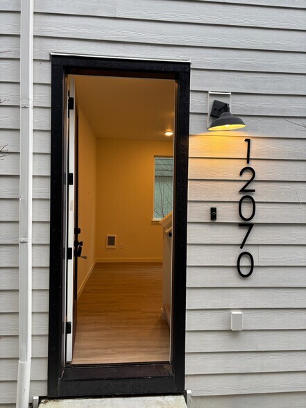 Building Photo - 12070 SE Pine St