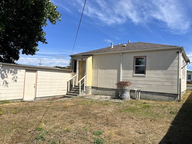 Building Photo - Pet-Friendly 2/1 Eureka Home With Large Ya...
