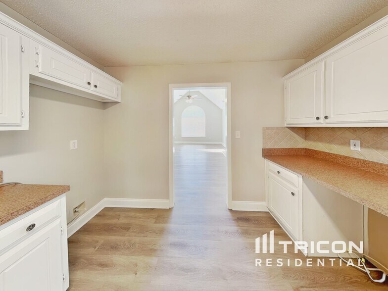 Building Photo - 260 Brook Hollow Dr