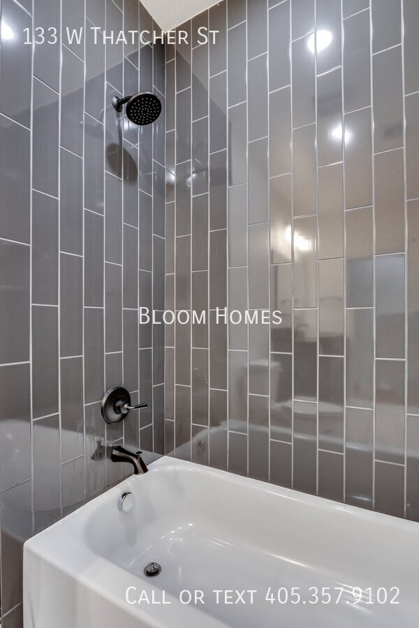 Building Photo - 133 W Thatcher St