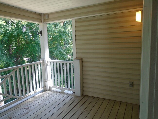 Building Photo - Updated move in ready 2 bedroom!