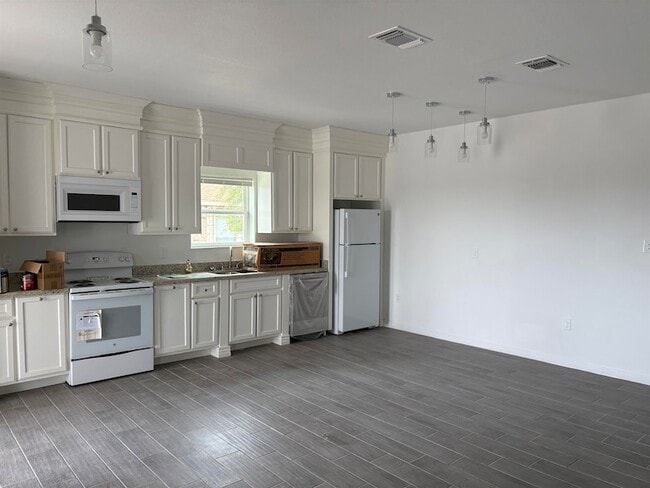 Building Photo - 307 Rosalinda Dr