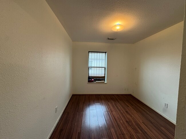 Building Photo - 9730 Linares Dr