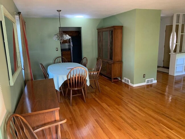 Building Photo - 3137 Belmont Ave