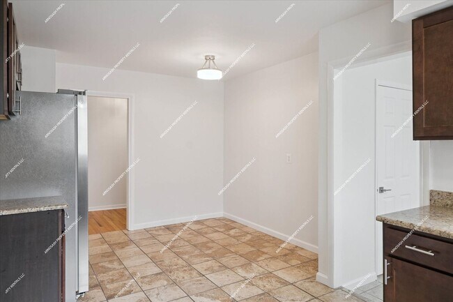 Building Photo - Rare Rental! Beautiful 1900 sq ft 3-bedroo...
